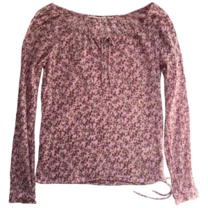 Vintage mönstrad blus/ långärmad topp, hippie/ boho/ bohemisk/ bohemian/ 60tal/ 70tal/ alt - Söt rosa topp med snörning, & mönster med fåglar och blommor på, 100% bomull 