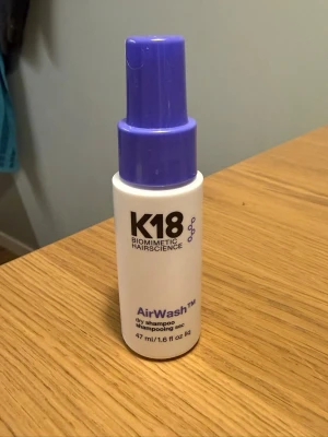 K18 torrschampo - Ett torrschampo från k18 47 ml (se storlek på bild 2 och hur mycket som är kvar av flaskan på bild 3. Köpt för 269 kr på lyko. Detta är ett blött torrschampo man sprayar i håret och låter torka. 