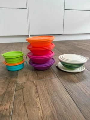 Färgglada Tupperware matlådor med lock - 7st super smidiga matlådor från Tupperware, dem är använda mycket men har inte skador utom repor. En av burkarna har två lock som följer med💗 pris kan såklart diskuteras 