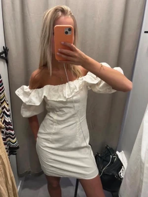 Klänning - Storlek 38 från H&M! 