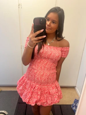Hm klänning  - Säljer denna jätte fina klänning som inte längre går att köpa, använd ett par gånger men är som ny. Säljer då den har blivit för liten för mig. 