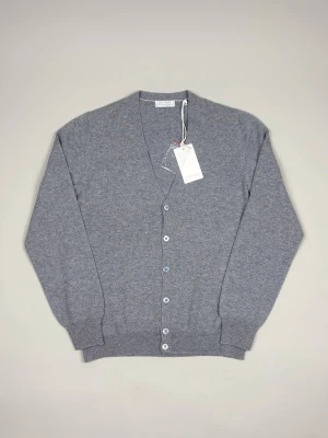 Gran Sasso Cardigan/Kavajkofta - Gran Sasso Cardigan/Kavajkofta | Modell: Cardigan/Kavajkofta | 80% Ull - 10% Kashmir - 10% Viskos | Tillverkad i Italien | Skick: Helt ny med taggar | Nypris: 2999 kr | Storlek: M (48) | Orginal påse och reservknappar tillkommer | Hör av dig vid minsta fundering eller fråga 📦