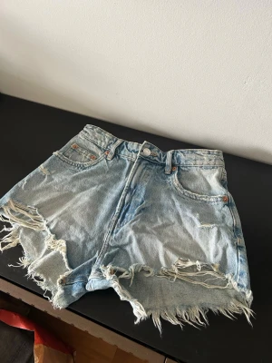 Jeansshorts - Korta ljusblå jeansshorts från zara i mycket bra skick. 💕