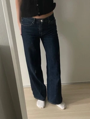 Low wide jeans  - Mörkblå low wide jeans från GinaTricot Storlek: 34  Bra skick, möjligtvis något täcken på användning längst ned vid kanten av byxan. skriv om ni vill ha info💖