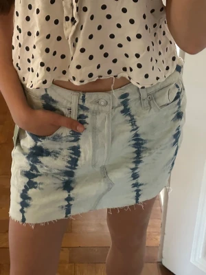 Jeanskjol tie dye - Superfin jeanskjol med tie dye detalj / blekningar från Hm! Finns ej att köpa längre. Aldrig använt (lappen kvar). Perfekt för sommar ✨✨✨