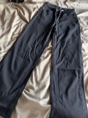 Svarta jeans från vero Moda  - Svarta jeans från vero Moda strl 26/32 aldrig använda. Nu är dom för små för mig, var strl 36 då när dom köptes. Super snygga straight fit.