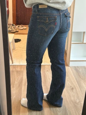 Vintage Levis jeans - Lowrise bootcut vintage Levis jeans med skitsnygga bakfickor, passar perfekt för mig som är 150cm