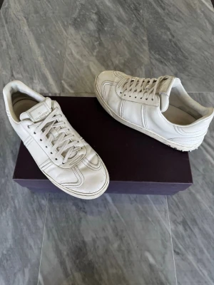 Valentino Flycrew skor - Valentino Flycrew  -  Använt skick, saknar två nitar   -  Tillbehör: Valentino box i sämre skick  -  Nypris: 6000kr  -  TrendWardrobe