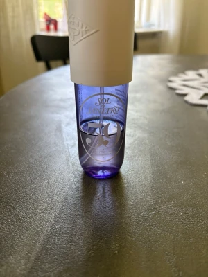 Sol de Janeiro parfym mist 59 - Fräsch parfym mist från Sol de Janeiro i en snygg lila plastflaska med vit kork. Flaskan har en modern design med tryckt logga och siffran 59 på framsidan. Perfekt att ha med i väskan för en snabb uppfräschning när som helst. Ungefär halva är använd 