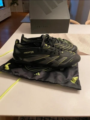 Adidas Predator elite - Använda 1 gång, fint skick! Nypris drygt 3000 kr :)