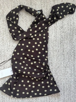 Brun topp med ljusgula prickar Zara - Supersöt satintopp från Zara i storlek S. Brun med ljusgula prickar, så så fin nu till sommaren! Aldrig använd, prislapp kvar💛🤎