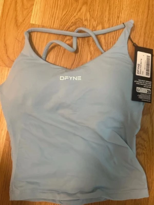  DFYNE dynamic top - Aldrig använd, storlek s i färgen coast. 
