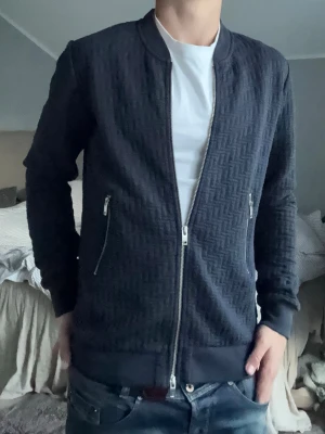 J.Lindeberg kofta - Riktigt snygg och stilren blå kofta med zip från J.Lindeberg | Storleken är M | Tveka inte på att höra av dig vid eventuella frågor och funderingar!😊✌️