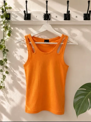 Orange linnetopp  - 🧡 Orange linne som verkligen poppar ✨ Så snygg färg till sommaren och superfint både till jeans, shorts eller kjol 😍 Stretchigt och bekvämt material som sitter jättefint på!  Bundle finns🤍  - Soft and pieces