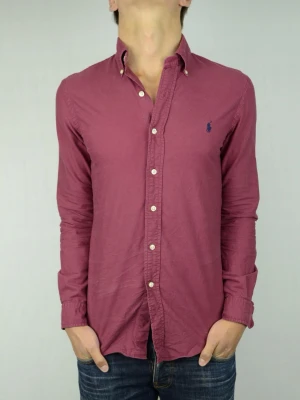 Ralph Lauren featherweight mesh skjorta  - POLO RALPH LAUREN SKJORTA Storlek : S Passform : Normal Användning : Skjortan är i ett fint skick utan defekter Nypris : Cirka 1800SEK Modellen på bilden : 182CM och väger 74KG