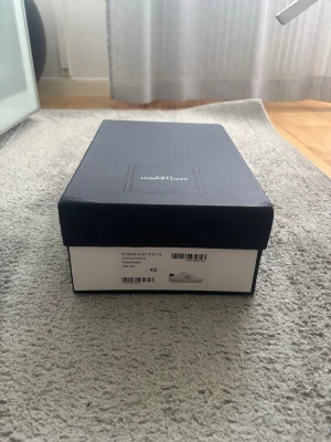 Saint Laurent vita sneakers strl 43 - Snygga vita sneakers från Saint Laurent i klassisk låg modell. Skorna har en stilren design och är tillverkade i högkvalitativt material. Perfekta för dig som gillar exklusiva och tidlösa sneakers med lyxig känsla.
