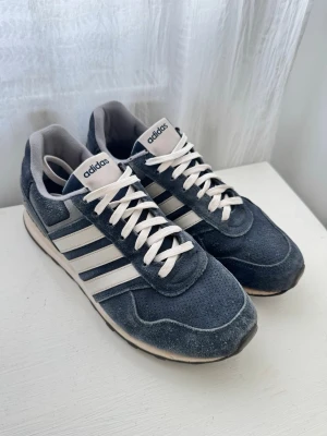 Adidas skor  - Adidas skor, storlek 42. Inga större defekter men är använda en del. 