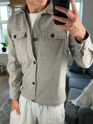 Overhsirt beige  - Stilren perfekt under sommarkvällarna! Inga defekter. Mått: A:49 B:45 C:50 D:64 (cm) Skriv vid fundering!😇🙌