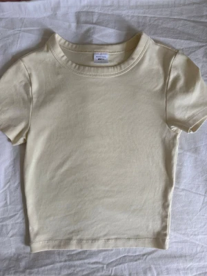 Ljusgul T-shirt - En T-shirt från Gina Tricot i en jättefin ljusgul färg. Aldrig använd!