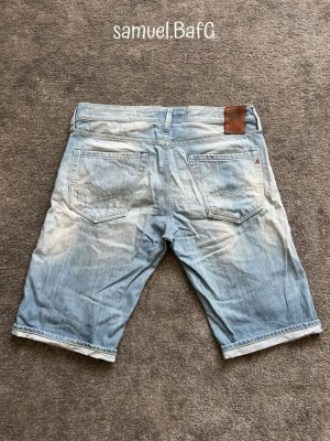 Replay Shorts  - Säljer ett par ljusblåa Replay shorts som har en perfekt passform och lite slitna detaljer. Perfekta för varma dagar och enkel att matcha med t-shirt eller hoodie. Storlek W34.