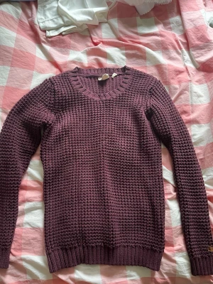 Plommonlila stickad tröja - Plommonlila stickad tröja från Shine med grovstickad struktur, jätte varm o skön. Skriv om ni har frågor eller vill ha fler bilder!💞