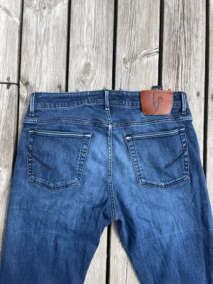 Mörkblåa Handpicked jeans - Mörkblåa handpicked jeans i modellen Ravello. Storlek W33 men passar även W32. Nypris över 1800 medans jag säljer dessa för endast 399kr. Hör gärna av er vid intresse eller frågor!