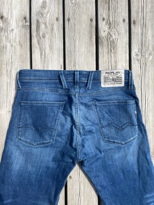 Blå Replay Anbass jeans  - Replay anbass i storlek 32/34. Jeansen är i gott skick och har inte används så mycket. Hör gärna av er vid frågor eller intresse!