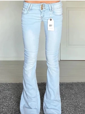 Jeans - Midjemått: 35cm rakt över, innerbenslängd: 82cm 💗inga lappar