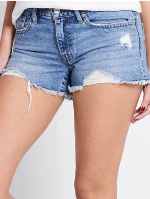 Blå jeansshorts med fransig kant - Snygga blå jeansshorts med fransig kant och slitna detaljer. Klassisk femficksmodell med knapp och dragkedja framtill. Perfekta för varma dagar och en avslappnad stil.