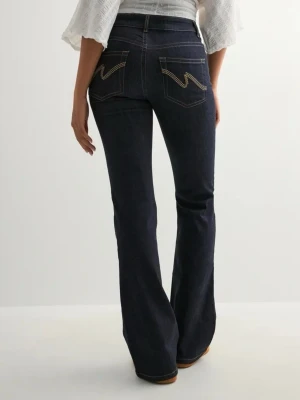 Mörkblå bootcut jeans  - Säljer ett par mörkblå bootcut jeans från Nelly med klassiska kontrastsömmar. Jeansen har snygga broderade detaljer på bakfickorna och är tillverkade i ett stadigt denimtyg. Midwaist och bra i längden på mig som är 167🩷använda Max 3 gånger