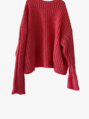 Rosa oversized stickad tröja🌸 - Säljer en oversized stickad tröja i en härlig rosa färg. Tröjan har grovstickad struktur och långa ärmar med diskret mönsterstickning. Perfekt för dig som gillar en avslappnad och trendig look.