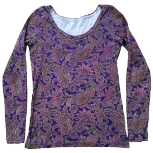 Vintage paisleymönstrad långärmad topp/ tröja, hippie/ boho/ bohemisk/ bohemian/ 60tal/ 70tal/ 60s/ 70s/ 2000s/ 2000tal - Lila paisleymönstrad långärmad topp från Ralph Lauren! 100% bomull 