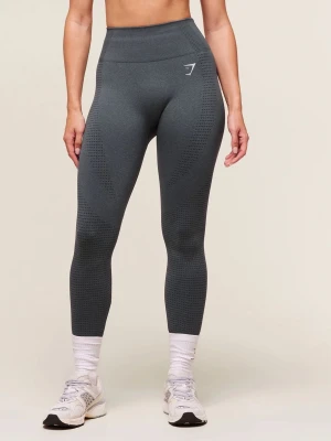 Gråa seamless leggings Gymshark - Snygga gråa seamless leggings 2.0 från Gymshark med hög midja och diskret logga på höften. Stretchigt material som formar sig efter kroppen och ventilerande mesh-detaljer längs benen. Perfekta för träning eller chill dagar.