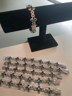 Fyrklöver diamantarmband - Fyrklöver diamantarmband i elegant smaragdgrön nyans med vackert gnistrande stenar. En tidlös och exklusiv design som passar både till vardag och fest.  Finns i 18 cm och 20 cm. Pris: 599 kr. Endast för dem 10 Första beställningarna   Skickas samma dag, fint paketerat. Endast ett fåtal armband kvar i lager.Skriv storlek privat (: