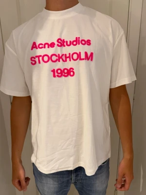 Acne studios tshirt  - Sprillans ty tshirt! Nyskick, storlek S! Vid minsta fundering så är det bara att hojta✔️🌟