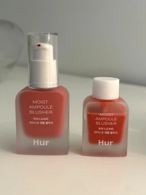 Hur Moist Ampoule Blusher - Två flytande rouge från Hur: Pink Rosie (20 ml) och Deep Plum (10 ml). Endast testade.              Pris för Pink Rosie 40kr.                                         Pris för Deep Plum 30kr.                                        Köp båda för 60kr.