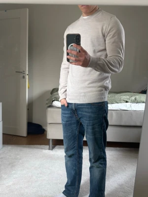 Ljusbeige stickad tröja från J.Lindeberg - Stickad ljusbeige tröja från J.Lindeberg | Helt ny med tags | Nypris 1699kr | Storlek S | 100% italiensk mjuk & lyxig merinoull |