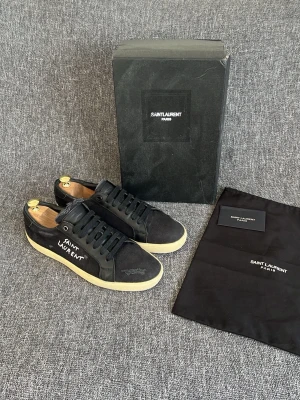 Saint Laurent skor - Hej, riktigt snygga svarta Saint Laurent skor med tillgjorda slitningar. Box (som är sliten), dustbag och kuvert medföljer! I helhet så är dom i ett gott skick och läderdetaljerna är putsade med svart skokräm, dock lite slitna på sulan och även lite slitna inuti men detta påverkar inte användningen enligt mig. Storlek 42. Hade ett nyvärde på runt 8000kr+ men säljs nu inte längre vilket gör dessa mycket eftertraktade! Jag välkomnar dig att höra av dig vid minsta intresse av köp 😊mvh DS