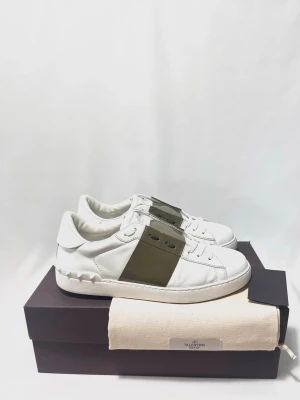 Valentino Open Sneakers  - Populära Valentino Open sneakers, perfekt till sommaren! Nyskick, 9/10. Obs ej orginal box. Storlek 42. Kontakta mig för fler frågor och funderingar!