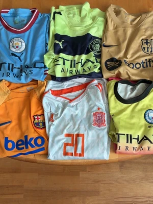 Fotbollströjor från Nike, Puma & Adidas - Säljer bunt av fotbollströja i olika skick och storlekar. Obs ej ORGINAL 