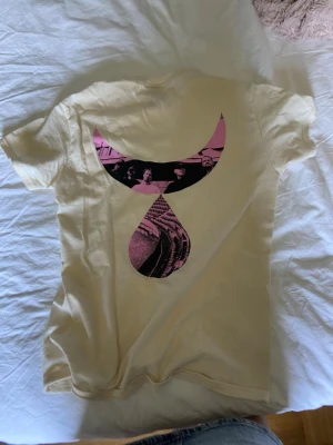 Tjuvjakt merch - En tjuvjakt tröja från deras spelning på hovet 2026.
