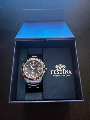 Festina F20360/2 herrklocka - Säljer denna feta Festina klockan. Modellen är F20360/2. Nypris 1999 medans mitt pris 1299. Anledningen är för att den är KNAPPT använd! Vid ytterligare frågor skriv gärna till mig!