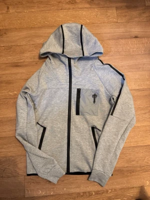 TRAPSTAR HOODIE - Trapstar hoodie, använd ca 5 gånger. 