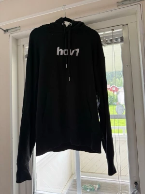 Svart hoodie från Hov1 - Köpt under slutet av 2022, i väldigt bra skick! Kommer tyvärr inte till användning längre. Finns inga slitningar eller skavanker på den. Går ej att få tag på längre🌼🩷