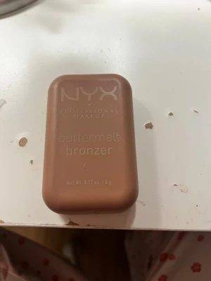 Bronzer Nyx - En bronzer från nyx aldrig använd endast provad på handen. Säljer den då för jag redan har en annan. I färgen ”03 deserve butta”
