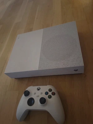Xbox One S 1 TB  - Säljer ett Xbox One S 1TB i väldigt fint skick. Strömkabel och HDMI kabel medföljer! Obs kontrollen har drift stick