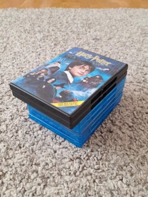 Harry Potter Blu-ray och DVD  - Säljer en samling med sju Harry Potter-filmer på Blu-ray och DVD(alla förutom 4an). 1an och 2an är DVD, resten är Blu-ray. Filmerna 6, 7 och 8 har två diskar var. Skick: 8/10