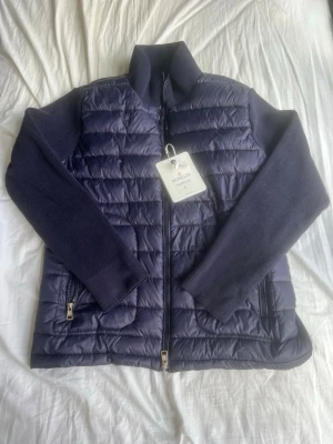 Helt ny Moncler cardigan - Helt ny, passar som L
