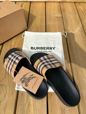 Burberry tofflor  - Aldrig använda 