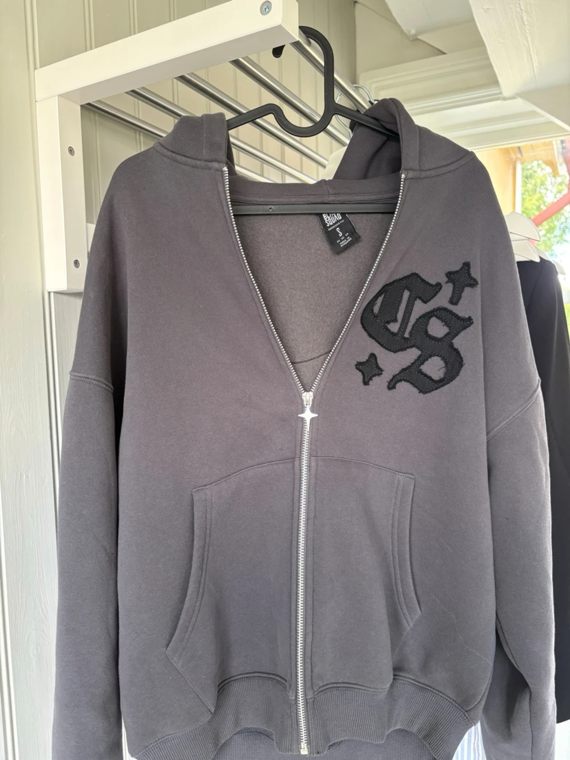 Grå zip hoodie
